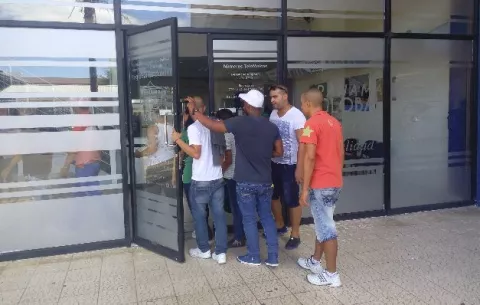 Cubanos  compran boletos para viajar 