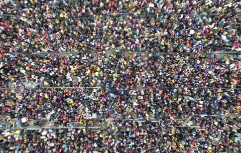 Colas de 100.000 personas para tomar un tren a casa en Año Nuevo Chino