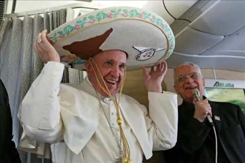 #Interesante: El papa Francisco se pone un sombrero mexicano en el avión que lo lleva a Cuba 