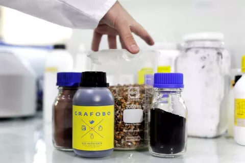 Un químico chileno dice haber creado un detergente repelente del mosquito portador del zika