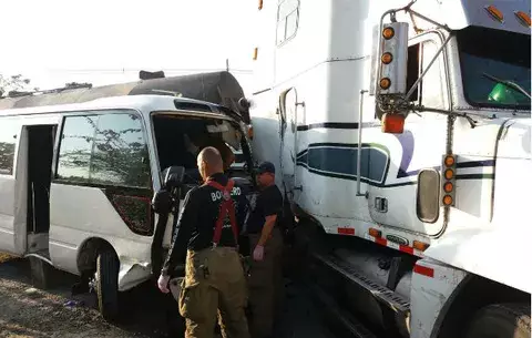 Accidente entre bus y articulado en El Higo deja cuatro heridos