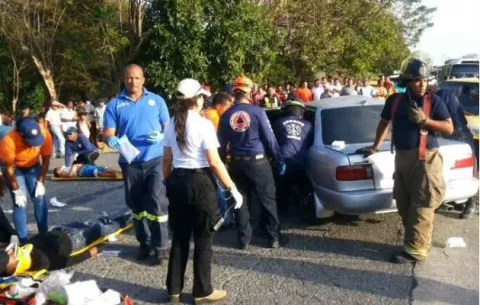 Once heridos en accidente entre dos vehículos en la vía Interamericana