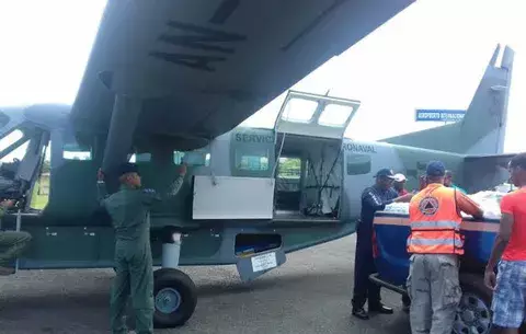 Llega avión con ayuda para damnificados de incendio en Isla Colón