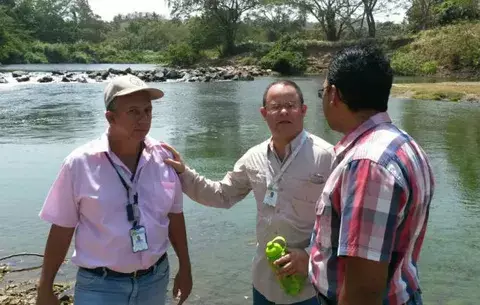 Alcaldes buscan otro punto en el río La Villa para el agua de carros cisterna