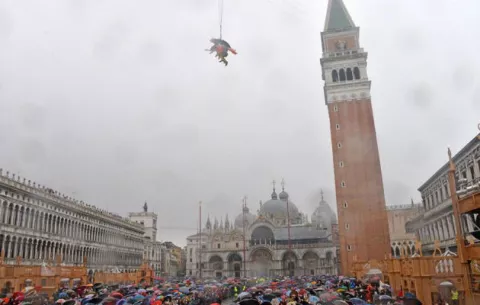 El "Vuelo del Águila" en San Marcos protagoniza el Carnaval de Venecia