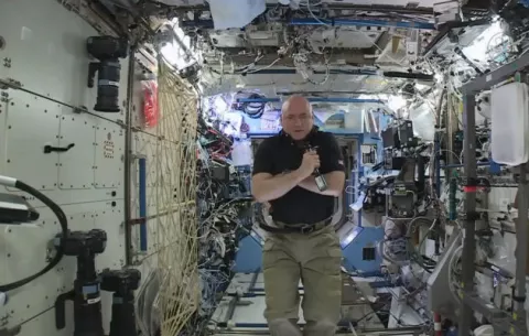 Astronauta asegura que podría pasar otro año en el espacio 