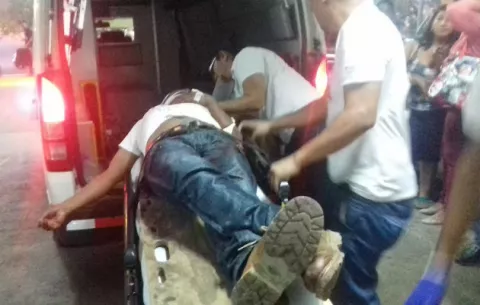 Le meten un balazo en la pierna para robarle