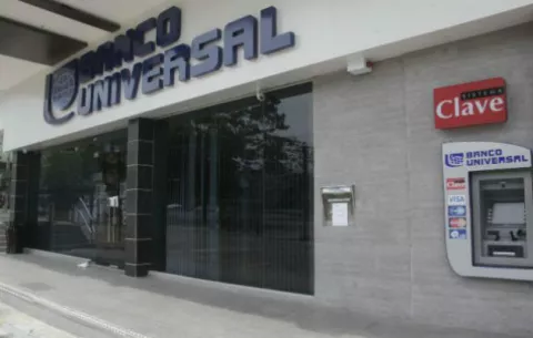 Canal Bank asume control de Banco Universal