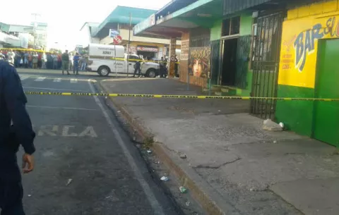 Ultiman a hombre en Santiago y sorprenden a sujeto con cuchillo en mano