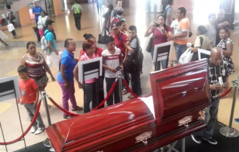 Insólito, montan un velorio en plena terminal de Albrook