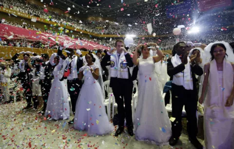  Unas 3.000 parejas se casan en boda masiva de la secta Moon 