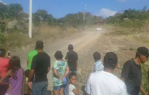 Cierran vía para exigir reparación de calle en Loma Brígida