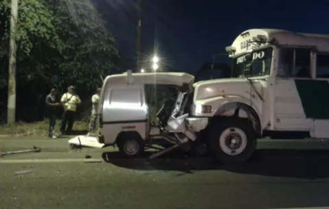 Muere conductor al chocar vehículo con un bus