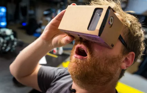 Unos lentes de realidad virtual de cartón ya no son suficiente para Google