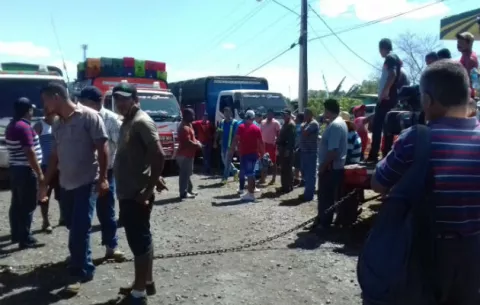 Transportistas independientes cierran la vía en su totalidad