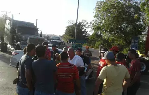 Transportistas santeños cierran cuatro paños en el puente sobre río La Villa
