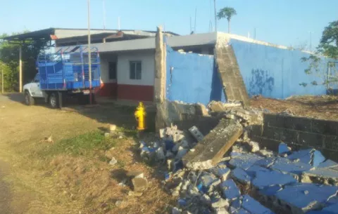 Colapsa muro en estadio Claudio Nieto de Monagrillo