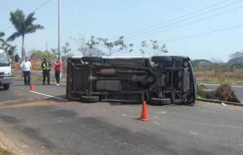 Bus de reparto se vuelca y derriba tres árboles en Chitré