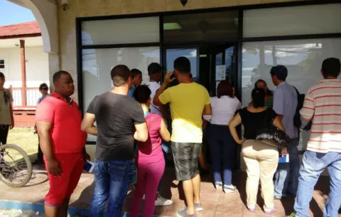 Cubanos compran boletos para viajar a México