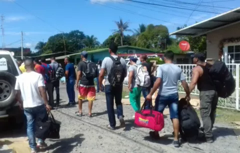 Cubanos amenazan con cerrar la frontera si no son incluidos en listas de viaje