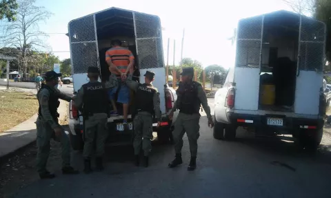 Policías reabren la vía en corregimiento de Chiriquí y detienen a transportistas
