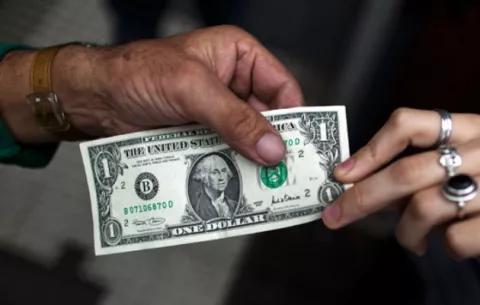 Cárcel a hombre que se robó billetera con un dólar en EE.UU.