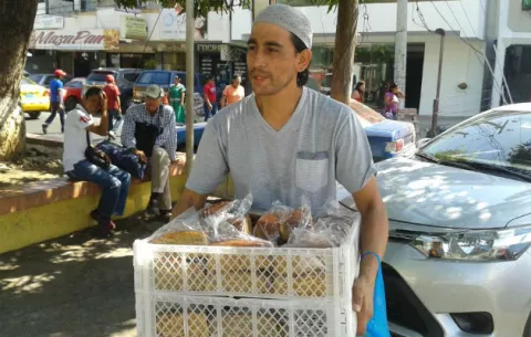 Se gana la vida vendiendo dulces de frutas