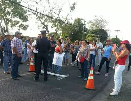 Moradores de El Cocal trancan la vía Las Tablas-Tonosí por falta de agua