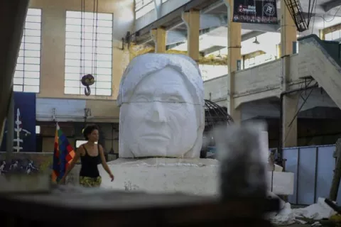 En vilo la continuidad de un monumento a los pueblos originarios de Argentina
