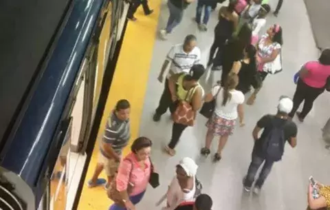 Metro de Panamá se detuvo por varios minutos