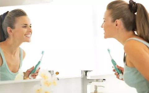 Cinco errores al lavarte los dientes que debes evitar