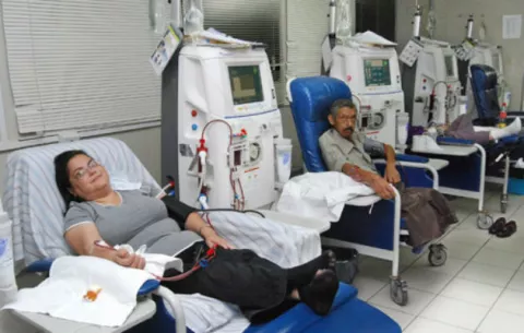 Pacientes de hemodiálisis exigen a la CSS que les devuelva el medicamento