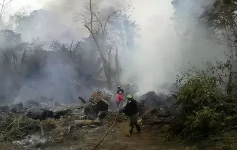 Incendios de herbazales ponen en peligro residencias en el Oeste