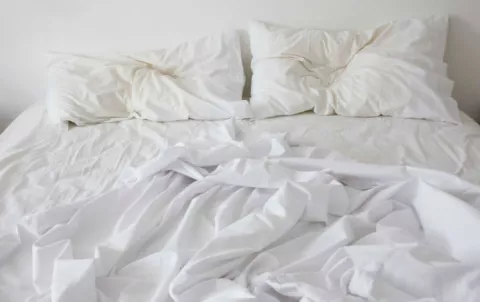 Hacerse la cama repercute seriamente en su salud