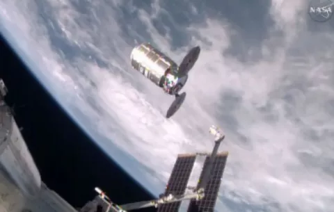 Astronautas eliminan basura de estación espacial 