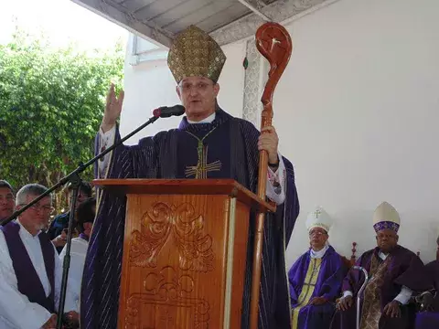 Con calor y falta de agua, miles de feligreses rinden tributo al Nazareno