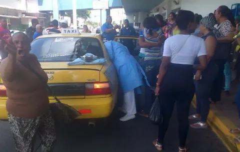 Mujer da a luz en un taxi fuera del hospital