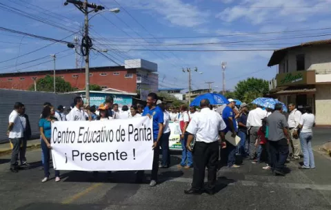 Docentes de Parita protestan a pocos días de inicio de año escolar