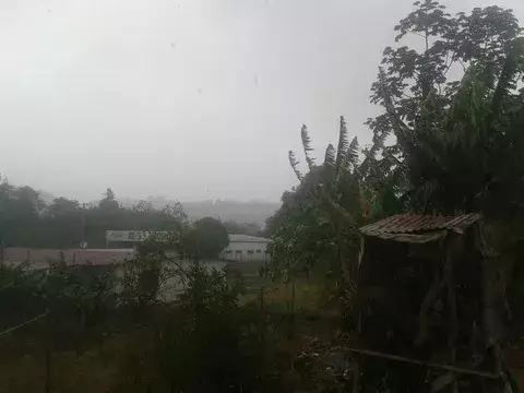 Fuerte lluvia con ráfagas de viento sorprenden a chorreranos