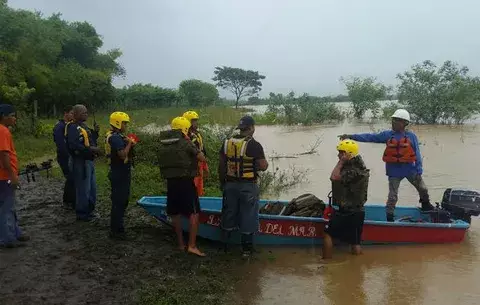 Rescatan a toda una familia en medio de crecida de río Sixaola en Bocas del Toro