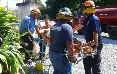 Rescatan hombre que cayó a pozo brocal en Los Algarrobos