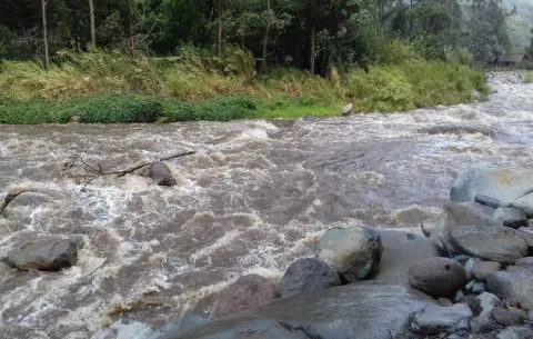 Cabeza de agua recorre el río Santamaría, se declara alerta