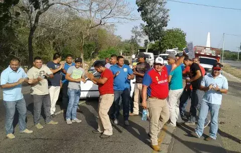 Transportistas santeños cierran la vía en el puente sobre río La Villa 