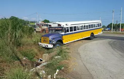 Conductor y pasajeros de bus pasan gran susto