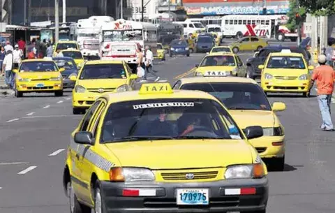 Proyecto de ley exigiría vestimenta para conductores de taxi