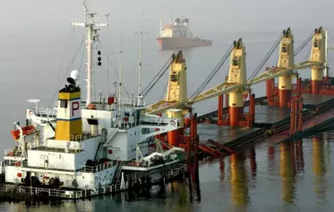 Rescatan a tripulantes de barco con registro panameño 