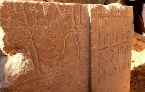 Expertos descubren una tumba de la época faraónica en las afueras de El Cairo
