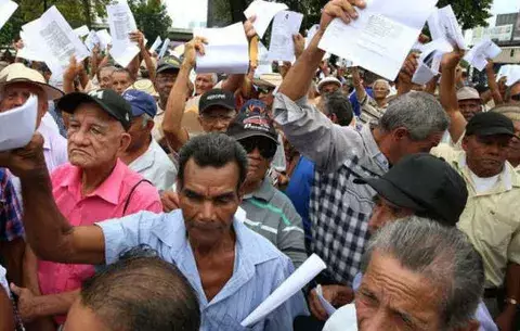 Jubilados reclaman décimos adeudados entre 1972 y 1983 