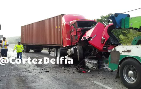 Camiones articulados chocan en la autopista Panamá- Colón