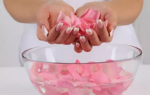Cómo incluir agua de rosas en tu rutina